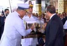 رئيس أكاديمية الشرطة يهدي الرئيس السيسي مجسمًا تذكاريًا يُجسد الرموز الوطنية