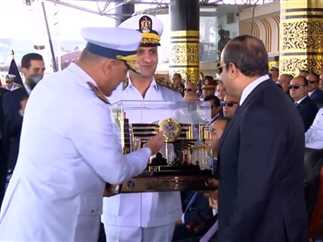 رئيس أكاديمية الشرطة يهدي الرئيس السيسي مجسمًا تذكاريًا يُجسد الرموز الوطنية