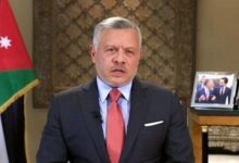 العاهل الأردني يؤكد ضرورة تكثيف جهود الاستجابة الإنسانية في غ-زة بعد وقف إطلاق ال-نار. أكد العاهل الأردني الملك عبدﷲ الثاني، خلال اتصال هاتفي مع الأمين العام للأمم المتحدة أنطونيو جوتيريش، اليوم الجمعة علي ضرورة تكثيف الجهود الدولية للاستجابة الإنسانية في غ-زة بعد التوصل لاتفاقية لوقف إطلاق ال-نار. وشدد عاهل الأردن -خلال الاتصال- على أهمية الالتزام بتنفيذ جميع مراحل الاتفاقية التي تم التوصل إليها بجهود الولايات المتحدة الأمريكية والأشقاء في مصر وقطر وتركيا، لافتا إلى ضرورة البناء عليها للتوصل إلى تهدئة شاملة في المنطقة. وحذر العاهل الأردني من خطورة استمرار الإجراءات أحادية الجانب ضد الفلسطينيين في الضفة الغربية المحتلة، والاعتداءات على المقدسات الإسلامية والمسيحية في مدينة القدس المحتلة. العاهل الأردني يؤكد ضرورة تكثيف جهود الاستجابة الإنسانية في غ-زة بعد وقف إطلاق ال-نار