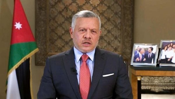 العاهل الأردني يؤكد ضرورة تكثيف جهود الاستجابة الإنسانية في غ-زة بعد وقف إطلاق ال-نار. أكد العاهل الأردني الملك عبدﷲ الثاني، خلال اتصال هاتفي مع الأمين العام للأمم المتحدة أنطونيو جوتيريش، اليوم الجمعة علي ضرورة تكثيف الجهود الدولية للاستجابة الإنسانية في غ-زة بعد التوصل لاتفاقية لوقف إطلاق ال-نار. وشدد عاهل الأردن -خلال الاتصال- على أهمية الالتزام بتنفيذ جميع مراحل الاتفاقية التي تم التوصل إليها بجهود الولايات المتحدة الأمريكية والأشقاء في مصر وقطر وتركيا، لافتا إلى ضرورة البناء عليها للتوصل إلى تهدئة شاملة في المنطقة. وحذر العاهل الأردني من خطورة استمرار الإجراءات أحادية الجانب ضد الفلسطينيين في الضفة الغربية المحتلة، والاعتداءات على المقدسات الإسلامية والمسيحية في مدينة القدس المحتلة. العاهل الأردني يؤكد ضرورة تكثيف جهود الاستجابة الإنسانية في غ-زة بعد وقف إطلاق ال-نار
