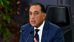 رئيس الوزراء يتلقى مكالمة هاتفية من نظيره الجزائري لبحث العلاقات الثنائية. 
