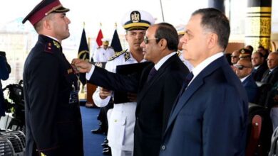الرئيس يمنح أوائل خريجي كلية الشرطة والدراسات العليا نوط الامتياز من الطبقة الثانية
