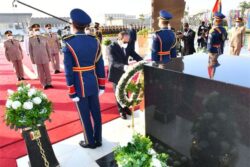 الرئيس السيسي يضع إكليلًا من الزهور على قبر الجندي المجهول بمناسبة انتصارات 6 أكتوبر