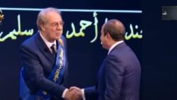 الرئيس السيسي يتوسط صورة تذكارية مع عدد من أبطال حر-ب أكتوبر المجيدة