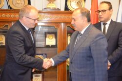 محافظ أسيوط يستقبل سفير جمهورية التشيك لبحث آفاق التعاون في التكنولوجيا والمشروعات الصغيرة . 