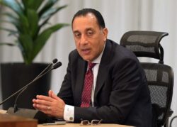 "رئيس الوزراء يُهنئ وزير الدفاع بذكرى نصر أكتوبر" 