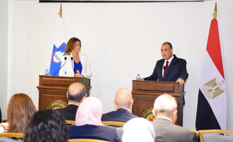 وزير الخارجية يستقبل نائبة رئيس الوزراء ووزيرة الخارجية لدولة سلوفينيا