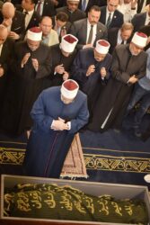 وداع مؤثر للدكتور أحمد عمر هاشم من الجامع الأزهر بحضور الآلاف من محبيه