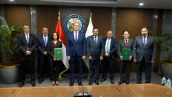 وزير البترول يشهد توقيع اتفاقية إطارية للشراكة مع القطاع الخاص المصري في مشروعات تصنيع الفوسفات. 