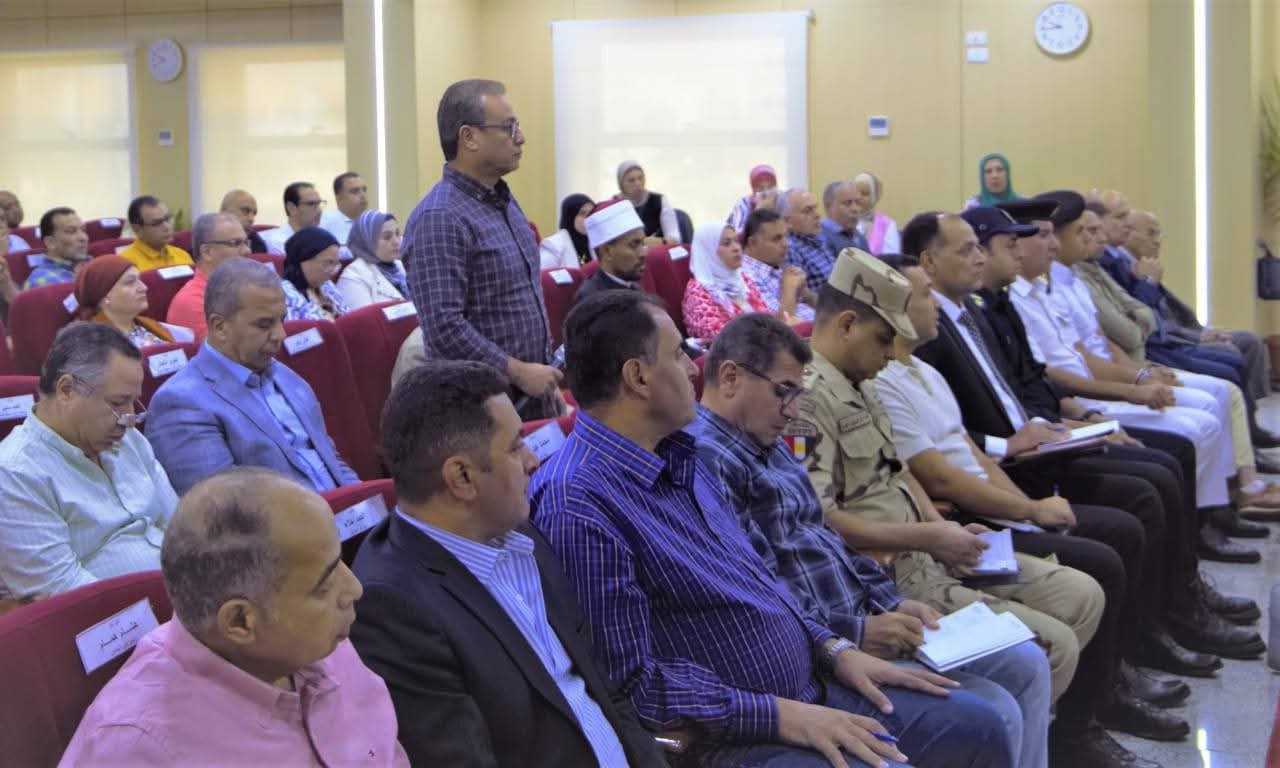 محافظ السويس يؤكد استمرار مبادرة الأسماك ومتابعة الطرق الداخلية