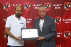 "لافتة طيبة".. الخطيب يُكرم عماد النحاس في النادي الأهلي