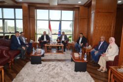 وزير قطاع الأعمال العام يلتقي محافظ السويس لبحث تعزيز التعاون والتنمية الصناعية والسياحية. 