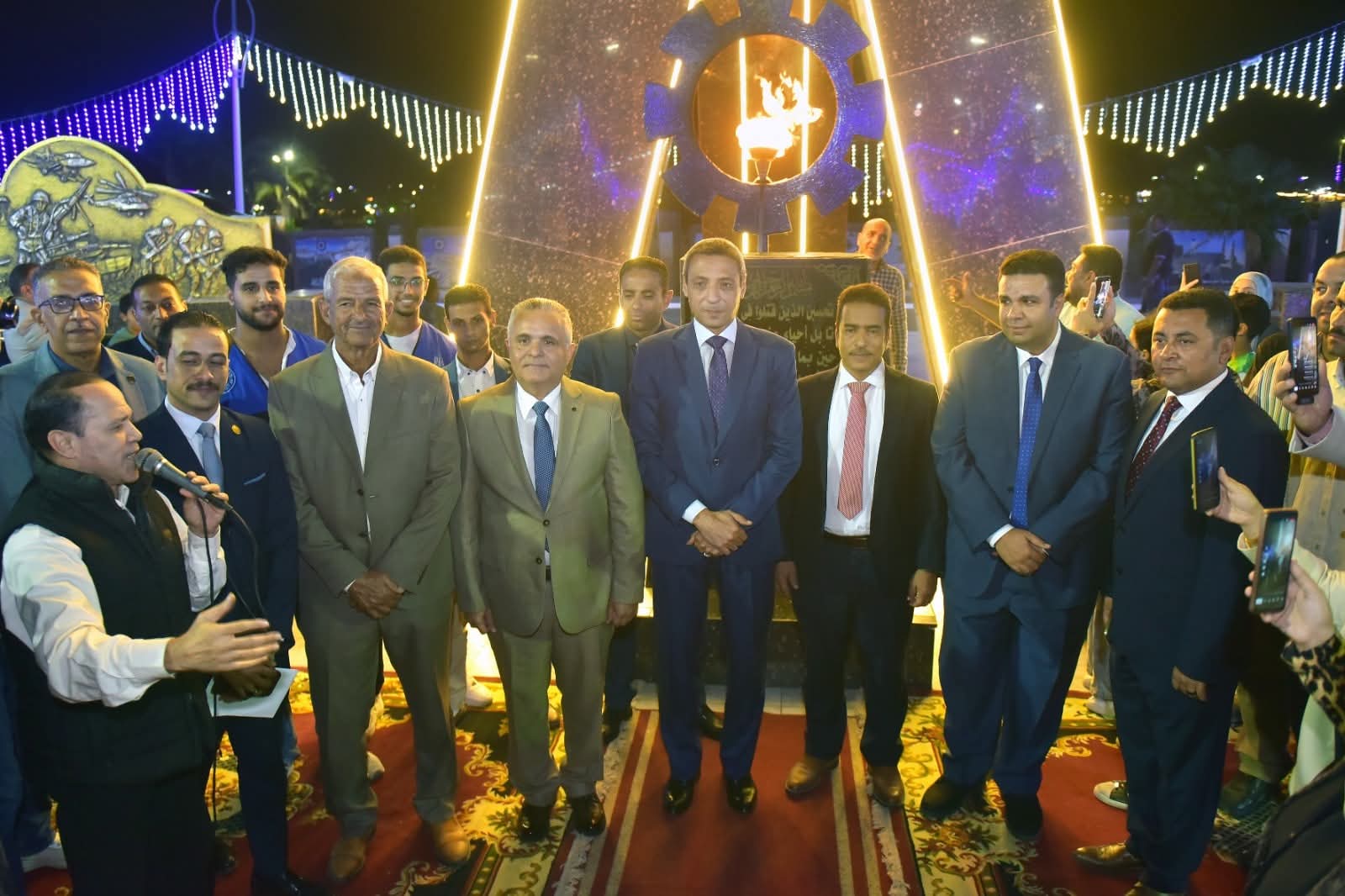 محافظ السويس مع شعب السويس بكل فخر...يوقد شعلة النصر