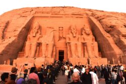 الشمس تتعامد على تمثال رمسيس الثانى بمدينة أبوسمبل لمدة 22 دقيقة