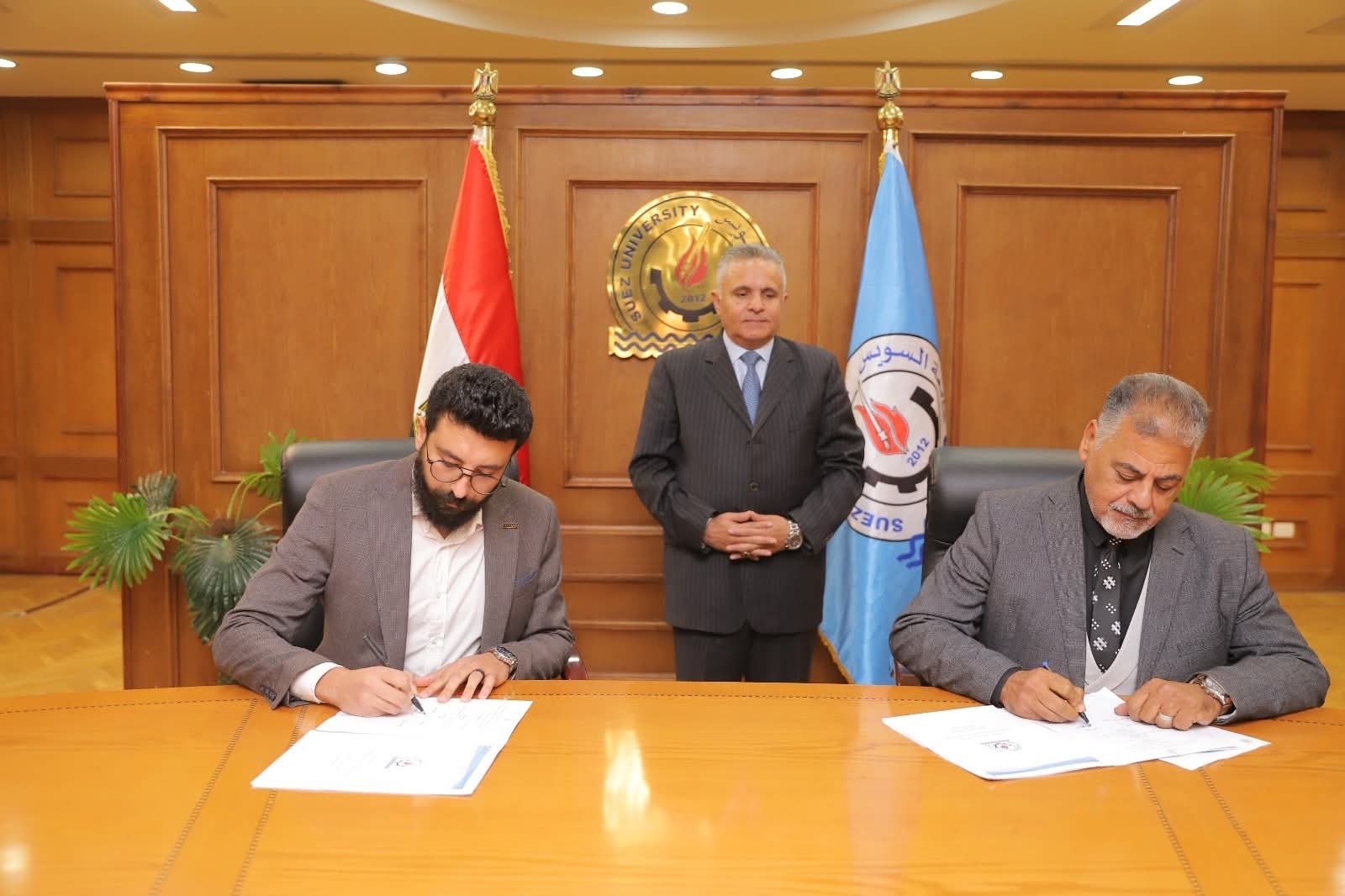 رئيس جامعة السويس يشهد توقيع عقد المؤتمر الدولي الثاني