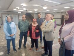 وكيل وزارة الصحة يتفقد آخر الأعمال الإنشائية بمستشفى العبور الجديدة. وكيل وزارة الصحة يتفقد آخر الأعمال الإنشائية بمستشفى العبور الجديدة. في إطار المتابعة المستمرة لمشروعات تطوير القطاع الصحي بمحافظة القليوبية، تفقد الأستاذ الدكتور أسامة الشلقاني وكيل وزارة الصحة بالقليوبية، آخر المستجدات الخاصة بالأعمال الإنشائية الجارية بمستشفى العبور الجديدة. وقد رافق سيادته خلال الجولة كل من الدكتورة أميمة عباس مدير عام الطب العلاجي، والدكتور أسامة أبو عامر مدير عام الطب الوقائي، إلى جانب عدد من مديري الإدارات الفنية والإدارية بالمديرية، والدكتور احمد حسن مدير الادارة الصحية بالعبور. وأكد السيد وكيل الوزارة خلال الجولة على أهمية الالتزام بالجدول الزمني المحدد للانتهاء من الأعمال الانشائية، مشددًا على ضرورة مراعاة معايير الجودة والاشتراطات الفنية والهندسية بما يضمن جاهزية المستشفى لتقديم أفضل خدمة طبية للمواطنين. وكيل وزارة الصحة يتفقد آخر الأعمال الإنشائية بمستشفى العبور الجديدة.