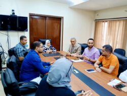 اجتماع تنسيقي لمدير فرع القليوبية للتأمين الصحي استعدادًا لانطلاق الحملات الرئاسية المدرسية. 