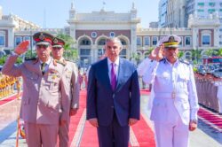 محافظ الإسكندرية وقائد المنطقة الشمالية ومدير الأمن يضعون إكليل الزهور على النصب التذكاري للشهداء بمحطة مصر