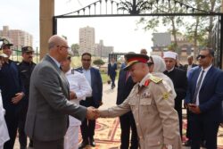 محافظ القليوبية يضع إكليل الزهور على النصب التذكاري للجندي المجهول بمدينة بنها. 