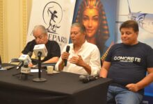 "ندوة تكريم المخرج الكبير هانى لاشين" "ندوة تكريم المخرج الكبير هانى لاشين" شهدت فعاليات مهرجان اسكندريه السينمائي الدولي لدول البحر المتوسط اليوم الأحد ندوة تكريم المخرج الكبير هانى لاشين بدءت الندوة بعرض فيلم لانجازات المخرج الكبير هانى لاشين ونال اعجاب الحضور من الفنانين والمخرجين والصحفين ومن ضمن الأعمال المتميزة الباقى من زمن ساعة وعندما ياتى المساءعبر هانى لاشين عن سعادته بتكريمه من مهرجان الاسكندريه وعن حبه وتقديره لمخرج الرائع محمد عبد العزيز وانه تتلمذ على ايده و شكره على حضوره لتكريم واستكمل حديثه قائلا انا درست فى كلية الفنون الذى انشاءت فى عهد الرئيس الراحل جمال عبدالناصر وكان زميلى وصديقى ودفعتى دفعة ١٩٧٢ وتخرجنا ١٩٧٦ المخرج الكبير عمرعبد العزيز واشكره على حضوره التكريموتحدث المخرج عمرعبد العزيز قائلا تكريم هانى هو تكريم لدفعة كلية الفنون كلها لاننا دفعة واحدة ولكن ليس اصدقاء وزملاء نحن اخوات فى رحلة طويلة ورائعةتحدت المخرج محمد عبد العزيز قائلا اختارت هانى لاشين كممثل وليس مخرج فى بدايته وكنت شايف انه كان هيبقى ممثل رائع تحدث الفنان خالد زكى قائلاً عن سعادته بتكريم المخرج الرائع هانى لاشين وتمنى أعمال جديدة لمخرج هانى لاشين والمخرج عمر عبدالعزيز والعودة لانجازات جديدة تضاف لسينما ودراما المصريه وتحدث المخرج عمرعبد العزيز لرد على حديث الفنان خالد زكى قائلا وجود جهة واحدة لانتاج خطر على سينما المصرية والدراما المصرية وتحدث المخرج هانى لاشين عن الفنان العالمى عمرالشريف قائلا بدءناالعمل فى فيلم تسجيلي خطوات فوق الماء يتحدث عن القارب والطفو على الماء وكيف تطور النقل البحرى وفضل الحضارة المصرية على العالم وكان بطله الفنان القدير عمرالشريف وايضا تم عمل فيلم قصير اسمه الايدى الذهبية وكان كان يحكى عن المهن الحرفية واستكمل حديثه قائلا ايضا فيلم الاراجوز وايوب من الأعمال الفنية الرائعة التى جمعتتا وكانت ندوة مظاهرة حب فى فى المخرج الكبير هانى لاشينوحرص العديد من الفنانين والمخرجين على حضور الندوة تقدير لمسيرة الرائع هانى لاشين . "ندوة تكريم المخرج الكبير هانى لاشين" "ندوة تكريم المخرج الكبير هانى لاشين"