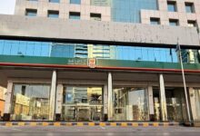 البنك الأهلي يفتتح في الرياض أول بنك مصري السعودية. البنك الأهلي يفتتح في الرياض أول بنك مصري السعودية. أعلن البنك الأهلي المصري افتتاح أول فروعه بالمملكة العربية السعودية في السادس عشر من شهر أكتوبر الجاري، وذلك بعد حصوله على عدم ممانعة البنك المركزي السعودي على مزاولة العمل المصرفي في المملكة العربية السعودية وهذا من خلال فرعه في العاصمة السعودية الرياض. وأكد محمد الأتربي الرئيس التنفيذي للبنك الأهلي المصري أن افتتاح البنك الأهلي المصري في الرياض جاء في إطار استراتيجية البنك لتوسيع نطاق خدماته وتعزيز تواجده الدولي، مشيراً إلى أن السلطات بالمملكة العربية السعودية ممثلةً بالبنك المركزي السعودي والجهات الحكومية الأخرى ذات العلاقة قدمت كافة التسهيلات في مختلف المراحل الخاصة بتأسيس الفرع وصولاً الى مرحلة الحصول على التراخيص اللازمة للافتتاح، مشيرا الي أنه سيتم استخدام وتطبيق أحدث التقنيات في العمل المصرفي في البنك الأهلي المصري بالرياض، وكذلك تم اختيار أفضل الكوادر البشرية في سوق العمل، حيث تم تدريب تلك الكوادر لضمان أعلى معدلات الجودة في الخدمة التي سيقدمها البنك، إضافة الى الحفاظ على الهوية المؤسسية المتميزة للبنك في كافة تصميمات الفرع وتأثيثه. ولفت الاتربي الي ان حرص البنك على التواجد الفعلي في المملكة العربية السعودية من خلال افتتاح فرع له، يهدف الى خدمة الشركات العاملة بالمملكة العربية السعودية للتعاون في مختلف المجالات مؤكدا ان الفرع يقدم مجموعة متنوعة من الخدمات التي تلبي احتياجات العملاء من خلال خدمات مصرفية مقدمة للشركات، إضافة الى عمليات تمويل التجارة بمختلف أنواعها، حيث يطمح البنك من خلال هذا الفرع إلى دعم الشركات والمستثمرين لتحقيق أهدافهم المصرفية. البنك الأهلي يفتتح في الرياض أول بنك مصري السعودية.