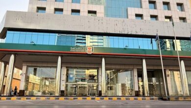 البنك الأهلي يفتتح في الرياض أول بنك مصري السعودية. البنك الأهلي يفتتح في الرياض أول بنك مصري السعودية. أعلن البنك الأهلي المصري افتتاح أول فروعه بالمملكة العربية السعودية في السادس عشر من شهر أكتوبر الجاري، وذلك بعد حصوله على عدم ممانعة البنك المركزي السعودي على مزاولة العمل المصرفي في المملكة العربية السعودية وهذا من خلال فرعه في العاصمة السعودية الرياض. وأكد محمد الأتربي الرئيس التنفيذي للبنك الأهلي المصري أن افتتاح البنك الأهلي المصري في الرياض جاء في إطار استراتيجية البنك لتوسيع نطاق خدماته وتعزيز تواجده الدولي، مشيراً إلى أن السلطات بالمملكة العربية السعودية ممثلةً بالبنك المركزي السعودي والجهات الحكومية الأخرى ذات العلاقة قدمت كافة التسهيلات في مختلف المراحل الخاصة بتأسيس الفرع وصولاً الى مرحلة الحصول على التراخيص اللازمة للافتتاح، مشيرا الي أنه سيتم استخدام وتطبيق أحدث التقنيات في العمل المصرفي في البنك الأهلي المصري بالرياض، وكذلك تم اختيار أفضل الكوادر البشرية في سوق العمل، حيث تم تدريب تلك الكوادر لضمان أعلى معدلات الجودة في الخدمة التي سيقدمها البنك، إضافة الى الحفاظ على الهوية المؤسسية المتميزة للبنك في كافة تصميمات الفرع وتأثيثه. ولفت الاتربي الي ان حرص البنك على التواجد الفعلي في المملكة العربية السعودية من خلال افتتاح فرع له، يهدف الى خدمة الشركات العاملة بالمملكة العربية السعودية للتعاون في مختلف المجالات مؤكدا ان الفرع يقدم مجموعة متنوعة من الخدمات التي تلبي احتياجات العملاء من خلال خدمات مصرفية مقدمة للشركات، إضافة الى عمليات تمويل التجارة بمختلف أنواعها، حيث يطمح البنك من خلال هذا الفرع إلى دعم الشركات والمستثمرين لتحقيق أهدافهم المصرفية. البنك الأهلي يفتتح في الرياض أول بنك مصري السعودية.
