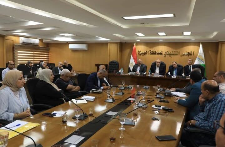 نائب محافظ الجيزة يناقش موقف مشروعات الصرف الصحي ببشتيل وحضر الجيزة