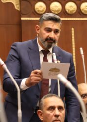 ياسر جلال وكيلا للجنة الثقافة والإعلام بمجلس الشيوخ. ياسر جلال وكيلا للجنة الثقافة والإعلام بمجلس الشيوخ. أسفرت نتائج انتخاب هيئات مكاتب اللجان النوعية بمجلس الشيوخ، التي أجريت اليوم الأحد، عن فوز الفنان والنائب ياسر جلال بمنصب وكيل لجنة الثقافة والإعلام والسياحة والآثار. وفاز المستشار محمد عمران برئاسة لجنة الثقافة والسياحة والآثار والإعلام بمجلس الشيوخ وكل من النائبين ياسر جلال، أيمن محمد حامد (حزب مستقبل وطن)، بمنصبي وكالة اللجنة، والنائب أحمد عبد اللطيف (حزب العدل) أميناً للسر. وأعلن مجلس الشيوخ برئاسة المستشار عصام الدين فريد، نتائج انتخاب هيئات مكاتب اللجان النوعية بمجلس الشيوخ، التي أجريت اليوم الأحد. جاء ذلك خلال الجلسة العامة لمجلس الشيوخ المنعقدة اليوم الأحد، برئاسة المستشار عصام الدين فريد، رئيس المجلس، لإعلان قوائم تشكيل اللجان النوعية بالمجلس، وجاءت نتائج انتخاب هيئات مكاتب اللجان النوعية كالتالي: أسامة كمال رئيسا للجنة الطاقة والبيئة والقوى العاملة. شوقي علام رئيسا للجنة الشئون الدينية والأوقاف. المستشار حسني عبد اللطيف، رئيسا للجنة التشريعية. عبدالهادي القصبي رئيسا للجنة حقوق الإنسان والتضامن الاجتماعي. محسن البطران رئيسا للجنة الزراعة والري والموارد المائية. أحمد أبو هشيمة رئيسا للجنة الاقتصادية. نبيل دعبس رئيسا للجنة التعليم. أحمد الشعراوي رئيسا للجنة الإسكان والإدارة المحلية. هشام الششتاوي رئيساً للجنة الصحة. أحمد دياب رئيسا للجنة الشباب والرياضة. محمد حلاوة، رئيسا للجنة الصناعة. محمد كمال رئيسا للجنة الشئون الخارجية والعربية والإفريقية. المستشار محمد عمران رئيسا للجنة الثقافة والسياحة والآثار والإعلام. ياسر جلال وكيلا للجنة الثقافة والإعلام بمجلس الشيوخ.