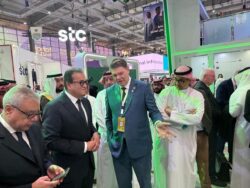 وزير الصحة يتفقد المعرض الطبى بالمملكةالعربية السعودية.