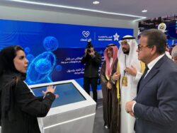 وزير الصحة يتفقد المعرض الطبى بالمملكةالعربية السعودية.