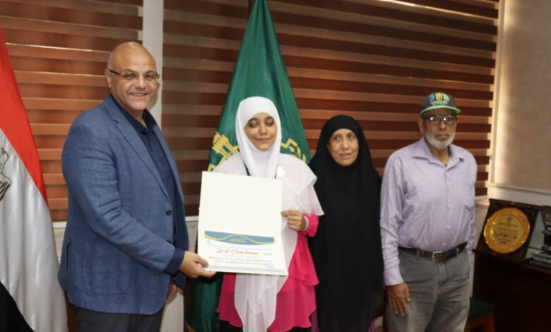 محافظ القليوبية يكرم "بسملة وتغريد" بعد فوزهما في "تحدي القراءة العربي"
