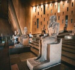 المتحف المصري الكبير  حيث تلمع كنوز توت عنخ امون وتستيقظ الملوك فى الأول من نوفمبر.