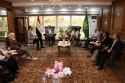 محافظ القليوبية يناقش مشروع إنشاء محطة كهرباء من القمامة مع ممثلي البنك الدولي.