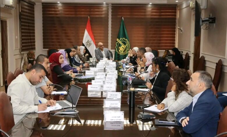 محافظ القليوبية يناقش مشروع إنشاء محطة كهرباء من القمامة مع ممثلي البنك الدولي.