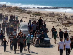 بدأ آلاف النازحين الفلسطينيين العودة إلى مدينة غزة وشمال القطاع.