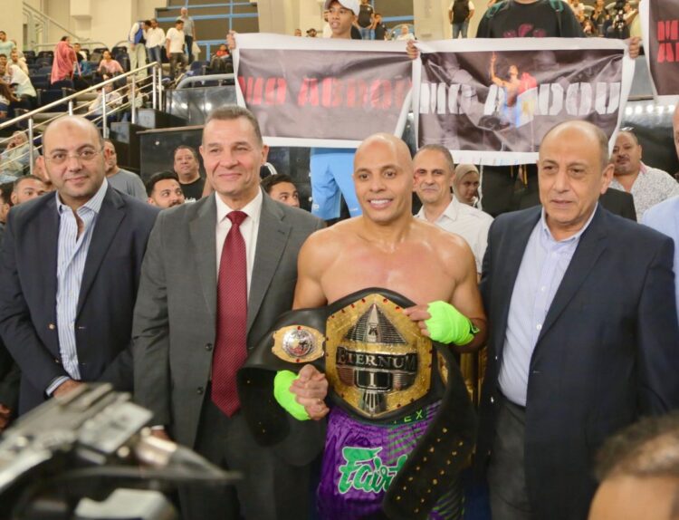 بطل مصري يتوج بطلًا للعالم في الملاكمة العربية بعد فوز مستحق بالضربة القاضية
