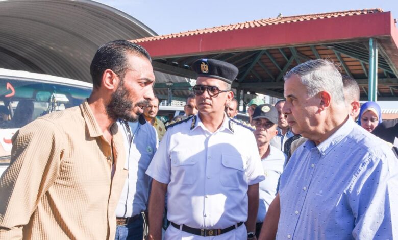 محافظ الإسكندرية يتفقد المواقف ميدانيًا التأكد من تطبيق تعريفة الركوب الجديدة