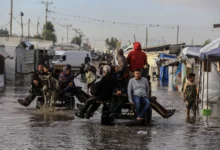 الغزيون يواجهون «حرب الشتاء» بلا غطاء وخيام النازحين بغزة تتحول إلى برك طين بسبب الأمطار.