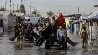 الغزيون يواجهون «حرب الشتاء» بلا غطاء وخيام النازحين بغزة تتحول إلى برك طين بسبب الأمطار.