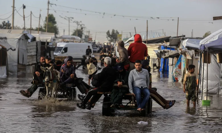 الغزيون يواجهون «حرب الشتاء» بلا غطاء وخيام النازحين بغزة تتحول إلى برك طين بسبب الأمطار.