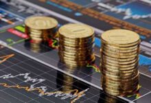 مصر تثير شهية المستثمرين بطرح عملاق من الصكوك السيادية. مصر تثير شهية المستثمرين بطرح عملاق من الصكوك السيادية. يطرح البنك المركزي المصري غدا الاثنين 1 ديسمبر ثالث إصدار من الصكوك السيادية الإسلامية بقيمة 4 مليارات جنيه مصري لأجل 3 سنوات، وذلك نيابة عن وزارة المالية. مصر تثير شهية المستثمرين بطرح عملاق من الصكوك السيادية ويأتي هذا الطرح الجديد للصكوك السيادية الإسلامية في مصر في إطار خطة طموحة لجمع 20 مليار جنيه من خلال هذا النوع من التمويل المتوافق مع الشريعة الإسلامية قبل نهاية العام الجاري. ومن المقرر أن يشهد شهر ديسمبر ثلاثة عطاءات صكوك بإجمالي 14 مليار جنيه، ليضاف إليها 6 مليارات جنيه تم طرحها وبيعها بالكامل في نوفمبر الماضي، وبذلك يكون إجمالي ما جمعته الدولة من صكوك سيادية خلال شهرين فقط 20 مليار جنيه. وتعد الصكوك السيادية المصرية هي أول أوراق مالية إسلامية تصدرها حكومة مصر في تاريخها، وبدأت فعليا في فبراير 2023 بإصدار دولاري بقيمة 1.5 مليار دولار ناجح. وفي أكتوبر 2024، أعلنت وزارة المالية برنامجا سنويا لإصدار صكوك سيادية بالجنيه بقيمة إجمالية مستهدفة 70–80 مليار جنيه على مدار 3–4 سنوات. وتعد الصكوك بديلا شرعيا للسندات التقليدية، تعتمد على ملكية أصول حقيقية (عقارات أو مشروعات حكومية) وتوزع عائدا دوريا (ربح دوري) بدلاً من فائدة ربوية. وتستهدف الصكوك جذب شريحة جديدة من المستثمرين المحليين والخليجيين والماليزيين والبنوك الإسلامية والصناديق السيادية التي تفضل الأدوات المتوافقة مع الشريعة. وبهذا الإصدار تكون مصر، بحسب خبراء، قد نجحت في بناء منحنى عائد محلي للصكوك السيادية بالجنيه المصري، وهو ما يمهد لإصدارات أكبر خلال 2026، وربما إصدار دولاري ثانٍ في النصف الأول من العام المقبل. مصر تثير شهية المستثمرين بطرح عملاق من الصكوك السيادية.