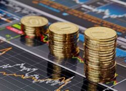 مصر تثير شهية المستثمرين بطرح عملاق من الصكوك السيادية. مصر تثير شهية المستثمرين بطرح عملاق من الصكوك السيادية. يطرح البنك المركزي المصري غدا الاثنين 1 ديسمبر ثالث إصدار من الصكوك السيادية الإسلامية بقيمة 4 مليارات جنيه مصري لأجل 3 سنوات، وذلك نيابة عن وزارة المالية. مصر تثير شهية المستثمرين بطرح عملاق من الصكوك السيادية ويأتي هذا الطرح الجديد للصكوك السيادية الإسلامية في مصر في إطار خطة طموحة لجمع 20 مليار جنيه من خلال هذا النوع من التمويل المتوافق مع الشريعة الإسلامية قبل نهاية العام الجاري. ومن المقرر أن يشهد شهر ديسمبر ثلاثة عطاءات صكوك بإجمالي 14 مليار جنيه، ليضاف إليها 6 مليارات جنيه تم طرحها وبيعها بالكامل في نوفمبر الماضي، وبذلك يكون إجمالي ما جمعته الدولة من صكوك سيادية خلال شهرين فقط 20 مليار جنيه. وتعد الصكوك السيادية المصرية هي أول أوراق مالية إسلامية تصدرها حكومة مصر في تاريخها، وبدأت فعليا في فبراير 2023 بإصدار دولاري بقيمة 1.5 مليار دولار ناجح. وفي أكتوبر 2024، أعلنت وزارة المالية برنامجا سنويا لإصدار صكوك سيادية بالجنيه بقيمة إجمالية مستهدفة 70–80 مليار جنيه على مدار 3–4 سنوات. وتعد الصكوك بديلا شرعيا للسندات التقليدية، تعتمد على ملكية أصول حقيقية (عقارات أو مشروعات حكومية) وتوزع عائدا دوريا (ربح دوري) بدلاً من فائدة ربوية. وتستهدف الصكوك جذب شريحة جديدة من المستثمرين المحليين والخليجيين والماليزيين والبنوك الإسلامية والصناديق السيادية التي تفضل الأدوات المتوافقة مع الشريعة. وبهذا الإصدار تكون مصر، بحسب خبراء، قد نجحت في بناء منحنى عائد محلي للصكوك السيادية بالجنيه المصري، وهو ما يمهد لإصدارات أكبر خلال 2026، وربما إصدار دولاري ثانٍ في النصف الأول من العام المقبل. مصر تثير شهية المستثمرين بطرح عملاق من الصكوك السيادية.