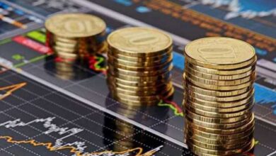 مصر تثير شهية المستثمرين بطرح عملاق من الصكوك السيادية. مصر تثير شهية المستثمرين بطرح عملاق من الصكوك السيادية. يطرح البنك المركزي المصري غدا الاثنين 1 ديسمبر ثالث إصدار من الصكوك السيادية الإسلامية بقيمة 4 مليارات جنيه مصري لأجل 3 سنوات، وذلك نيابة عن وزارة المالية. مصر تثير شهية المستثمرين بطرح عملاق من الصكوك السيادية ويأتي هذا الطرح الجديد للصكوك السيادية الإسلامية في مصر في إطار خطة طموحة لجمع 20 مليار جنيه من خلال هذا النوع من التمويل المتوافق مع الشريعة الإسلامية قبل نهاية العام الجاري. ومن المقرر أن يشهد شهر ديسمبر ثلاثة عطاءات صكوك بإجمالي 14 مليار جنيه، ليضاف إليها 6 مليارات جنيه تم طرحها وبيعها بالكامل في نوفمبر الماضي، وبذلك يكون إجمالي ما جمعته الدولة من صكوك سيادية خلال شهرين فقط 20 مليار جنيه. وتعد الصكوك السيادية المصرية هي أول أوراق مالية إسلامية تصدرها حكومة مصر في تاريخها، وبدأت فعليا في فبراير 2023 بإصدار دولاري بقيمة 1.5 مليار دولار ناجح. وفي أكتوبر 2024، أعلنت وزارة المالية برنامجا سنويا لإصدار صكوك سيادية بالجنيه بقيمة إجمالية مستهدفة 70–80 مليار جنيه على مدار 3–4 سنوات. وتعد الصكوك بديلا شرعيا للسندات التقليدية، تعتمد على ملكية أصول حقيقية (عقارات أو مشروعات حكومية) وتوزع عائدا دوريا (ربح دوري) بدلاً من فائدة ربوية. وتستهدف الصكوك جذب شريحة جديدة من المستثمرين المحليين والخليجيين والماليزيين والبنوك الإسلامية والصناديق السيادية التي تفضل الأدوات المتوافقة مع الشريعة. وبهذا الإصدار تكون مصر، بحسب خبراء، قد نجحت في بناء منحنى عائد محلي للصكوك السيادية بالجنيه المصري، وهو ما يمهد لإصدارات أكبر خلال 2026، وربما إصدار دولاري ثانٍ في النصف الأول من العام المقبل. مصر تثير شهية المستثمرين بطرح عملاق من الصكوك السيادية.