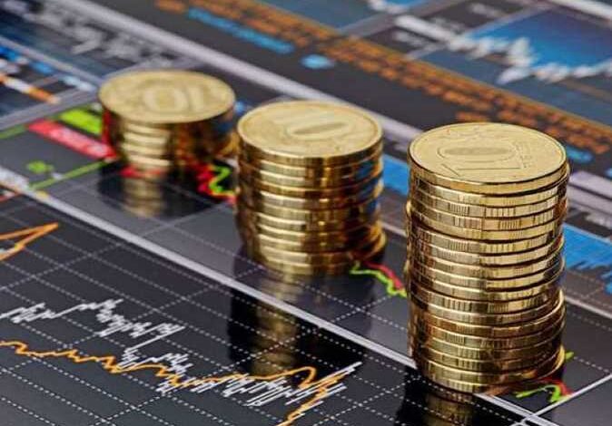 مصر تثير شهية المستثمرين بطرح عملاق من الصكوك السيادية. مصر تثير شهية المستثمرين بطرح عملاق من الصكوك السيادية. يطرح البنك المركزي المصري غدا الاثنين 1 ديسمبر ثالث إصدار من الصكوك السيادية الإسلامية بقيمة 4 مليارات جنيه مصري لأجل 3 سنوات، وذلك نيابة عن وزارة المالية. مصر تثير شهية المستثمرين بطرح عملاق من الصكوك السيادية ويأتي هذا الطرح الجديد للصكوك السيادية الإسلامية في مصر في إطار خطة طموحة لجمع 20 مليار جنيه من خلال هذا النوع من التمويل المتوافق مع الشريعة الإسلامية قبل نهاية العام الجاري. ومن المقرر أن يشهد شهر ديسمبر ثلاثة عطاءات صكوك بإجمالي 14 مليار جنيه، ليضاف إليها 6 مليارات جنيه تم طرحها وبيعها بالكامل في نوفمبر الماضي، وبذلك يكون إجمالي ما جمعته الدولة من صكوك سيادية خلال شهرين فقط 20 مليار جنيه. وتعد الصكوك السيادية المصرية هي أول أوراق مالية إسلامية تصدرها حكومة مصر في تاريخها، وبدأت فعليا في فبراير 2023 بإصدار دولاري بقيمة 1.5 مليار دولار ناجح. وفي أكتوبر 2024، أعلنت وزارة المالية برنامجا سنويا لإصدار صكوك سيادية بالجنيه بقيمة إجمالية مستهدفة 70–80 مليار جنيه على مدار 3–4 سنوات. وتعد الصكوك بديلا شرعيا للسندات التقليدية، تعتمد على ملكية أصول حقيقية (عقارات أو مشروعات حكومية) وتوزع عائدا دوريا (ربح دوري) بدلاً من فائدة ربوية. وتستهدف الصكوك جذب شريحة جديدة من المستثمرين المحليين والخليجيين والماليزيين والبنوك الإسلامية والصناديق السيادية التي تفضل الأدوات المتوافقة مع الشريعة. وبهذا الإصدار تكون مصر، بحسب خبراء، قد نجحت في بناء منحنى عائد محلي للصكوك السيادية بالجنيه المصري، وهو ما يمهد لإصدارات أكبر خلال 2026، وربما إصدار دولاري ثانٍ في النصف الأول من العام المقبل. مصر تثير شهية المستثمرين بطرح عملاق من الصكوك السيادية.