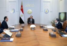 اجتمع السيد الرئيس عبد الفتاح السيسي، اليوم، مع الدكتور مصطفى مدبولي رئيس مجلس الوزراء، والدكتور أشرف صبحي وزير الشباب والرياضة، والفريق أحمد الشاذلي مُستشار رئيس الجمهورية للشئون المالية، واللواء خالد أحمد عبد الله رئيس هيئة الشئون المالية للقوات المسلحة، واللواء وليد محمد عارف رئيس الهيئة الهندسية للقوات المسلحة. وصرح المُتحدث الرسمي باِسم رئاسة الجمهورية بأنه تم خلال الاجتماع مُناقشة عددٍ من الموضوعات المُتعلقة بالمنظومتين الشبابية والرياضية في مصر، حيث استعرض السيد وزير الشباب والرياضة جهود وبرامج رعاية وتنمية النشء والشباب والرياضة، مُشيراً في هذا الصدد إلى أنه في الفترة من عام ٢٠١٨ حتى عام ٢٠٢٥ تم تنفيذ ٥٣٢ برنامج ونشاط للتنشئة استفادة منها حوالي ٢٤ مليوناً من النشء، و١١٥٠ برنامج ونشاط للشباب استفادة منهم ٧٠ مليون شاب وفتاة، و٩٢٨ برنامج ونشاط رياضي استفادة منها ١٩ مليوناً من الشباب والرياضيين. وفي ذات السياق، استعرض السيد الوزير المنهجية المُتكاملة لتنمية النشء والشباب والتطوير الرياضي في مصر من خلال الاتحادات الرياضية والشبابية، والمدن والمعسكرات الشبابية، والأندية الرياضية وغيرها من الأندية الأخرى، ومراكز الابتكار الشبابي، ومراكز التنمية الشبابية ومراكز الشباب. وأوضح السفير محمد الشناوي، المُتحدث الرسمي، أن السيد الوزير تناول كذلك الجهود المبذولة لتطوير مراكز الشباب لخدمة الشباب في كافة المجالات الرياضية وغيرها، بما في ذلك التمكين الرياضي والمجتمعي والوعي الصحي والاقتصادي والثقافي والعلمي والرقمي والسياسي، فضلاً عن خدمة المجتمع والتنمية البشرية. وأشار السيد الوزير إلى الجهود التي تبذلها الوزارة في إطار دفع منظومة الشباب والرياضة في مصر قدماً، وذلك بالتعاون والمُشاركة مع القطاع الخاص، مُوضحاً في هذا الصدد أن مُساهمة الرياضة في الناتج المحلي الإجمالي بلغت ١.٣٤٪؜، كما بلغ عائد الطرح الاستثماري بالمشاركة مع القطاع الخاص في مجال الشباب والرياضة ٣٤ مليار جنيه في الفترة من ٢٠١٨ حتى ٢٠٢٥، وبلغ عدد شركات الخدمات الرياضية القائمة ٥٤٨ شركة. كما تطرق السيد الدكتور أشرف صبحي إلى الجهود المبذولة لتطوير مراكز الطب الرياضي القائمة، والإنشاءات الشبابية والرياضية، موضحاً في هذا الخصوص أنه تم في الفترة من ٢٠١٨ حتى ٢٠٢٥ إقامة ١٠٢٨ مركز شباب في إطار مشروع حياة كريمة، واستعرض في هذا الصدد تطورات إنشاء مراكز التنمية الشبابية، والمدن الشبابية، وتطوير الملاعب، وإنشاء الأندية بالمحافظات المختلفة. ونوه إلى تطورات المشروع القومي للمعسكرات بالمحافظات المختلفة الذي يهدف إلى تنفيذ برامج متكاملة لتنمية النشء والشباب وتسهيل الأنشطة الرياضية بهدف الحفاظ على الصحة، وبناء الإنسان، مشيرا في هذا الصدد إلى أن تلك البرامج تستهدف الطبقات الاجتماعية المختلفة، والمدارس الأجنبية والدولية وأعضاء الأندية الرياضية. وذكر المتحدث الرسمي أن الاجتماع تناول كذلك مسألة التطوير المؤسسي والتشريعي للمنظومة الشبابية والرياضية، بما في ذلك تطوير الهيكل التنظيمي لوزارة الشباب والرياضة وتنظيم عملها، وتعديل قانون الهيئات الشبابية، وتعديل قانون الرياضة وإصدار اللوائح المنظمة لحوكمة تنفيذ القانون، وكذا تشكيل كل اللجان اللازمة لضمان الحوكمة والشفافية، كما تم استعراض الجهود المبذولة لأن تكون مصر مركزاً لاستضافة وتنظيم البطولات والأحداث الرياضية القارية والدولية، وكذا لإعداد وتأهيل الفرق واللاعبين المصريين، ولاكتشاف وتنمية ورعاية المواهب الرياضية، بما في ذلك عن طريق التعاون مع القطاع الخاص. وتناول السيد الوزير الإجراءات المُتخذة لتنفيذ الاستراتيجية الوطنية للشباب والرياضة ٢٠٢٥ - ٢٠٣٢، والتي جاءت استكمالاً للجهود القائمة، بحيث تؤدي إلى رفع أداء الدولة في المؤشرات الدولية في هذا المجال. وأضاف المتحدث الرسمي أن السيد الرئيس شدد على ضرورة الاهتمام بالشباب وبنشر ثقافة الرياضة بين أبناء الشعب المصري في مختلف اللُعُبات، واتخاذ كل ما يلزم من إجراءات للارتقاء بالعمل الشبابي والرياضي لأعلى المستويات وفقا لمنهجية علمية، لضمان تحقيق العائد من الاستثمار في رأس المال البشري، وهو الأمر الذي سوف يساهم في التطوير وتحقيق التنمية والتنشئة المتكاملة والصحية للشباب والنشء والحفاظ على الصحة العامة للمصريين من خلال ممارسة الرياضة والأنشطة البدنية وجعلها ثقافة وأسلوب حياة بين المصريين.