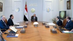 اجتمع السيد الرئيس عبد الفتاح السيسي، اليوم، مع الدكتور مصطفى مدبولي رئيس مجلس الوزراء، والدكتور أشرف صبحي وزير الشباب والرياضة، والفريق أحمد الشاذلي مُستشار رئيس الجمهورية للشئون المالية، واللواء خالد أحمد عبد الله رئيس هيئة الشئون المالية للقوات المسلحة، واللواء وليد محمد عارف رئيس الهيئة الهندسية للقوات المسلحة.
وصرح المُتحدث الرسمي باِسم رئاسة الجمهورية بأنه تم خلال الاجتماع مُناقشة عددٍ من الموضوعات المُتعلقة بالمنظومتين الشبابية والرياضية في مصر، حيث استعرض السيد وزير الشباب والرياضة جهود وبرامج رعاية وتنمية النشء والشباب والرياضة، مُشيراً في هذا الصدد إلى أنه في الفترة من عام ٢٠١٨ حتى عام ٢٠٢٥ تم تنفيذ ٥٣٢ برنامج ونشاط للتنشئة استفادة منها حوالي ٢٤ مليوناً من النشء، و١١٥٠ برنامج ونشاط للشباب استفادة منهم ٧٠ مليون شاب وفتاة، و٩٢٨ برنامج ونشاط رياضي استفادة منها ١٩ مليوناً من الشباب والرياضيين. وفي ذات السياق، استعرض السيد الوزير المنهجية المُتكاملة لتنمية النشء والشباب والتطوير الرياضي في مصر من خلال الاتحادات الرياضية والشبابية، والمدن والمعسكرات الشبابية، والأندية الرياضية وغيرها من الأندية الأخرى، ومراكز الابتكار الشبابي، ومراكز التنمية الشبابية ومراكز الشباب.
وأوضح السفير محمد الشناوي، المُتحدث الرسمي، أن السيد الوزير تناول كذلك الجهود المبذولة لتطوير مراكز الشباب لخدمة الشباب في كافة المجالات الرياضية وغيرها، بما في ذلك التمكين الرياضي والمجتمعي والوعي الصحي والاقتصادي والثقافي والعلمي والرقمي والسياسي، فضلاً عن خدمة المجتمع والتنمية البشرية. وأشار السيد الوزير إلى الجهود التي تبذلها الوزارة في إطار دفع منظومة الشباب والرياضة في مصر قدماً، وذلك بالتعاون والمُشاركة مع القطاع الخاص، مُوضحاً في هذا الصدد أن مُساهمة الرياضة في الناتج المحلي الإجمالي بلغت ١.٣٤٪؜، كما بلغ عائد الطرح الاستثماري بالمشاركة مع القطاع الخاص في مجال الشباب والرياضة ٣٤ مليار جنيه في الفترة من ٢٠١٨ حتى ٢٠٢٥، وبلغ عدد شركات الخدمات الرياضية القائمة ٥٤٨ شركة.
كما تطرق السيد الدكتور أشرف صبحي إلى الجهود المبذولة لتطوير مراكز الطب الرياضي القائمة، والإنشاءات الشبابية والرياضية، موضحاً في هذا الخصوص أنه تم في الفترة من ٢٠١٨ حتى ٢٠٢٥ إقامة ١٠٢٨ مركز شباب في إطار مشروع حياة كريمة، واستعرض في هذا الصدد تطورات إنشاء مراكز التنمية الشبابية، والمدن الشبابية، وتطوير الملاعب، وإنشاء الأندية بالمحافظات المختلفة. ونوه إلى تطورات المشروع القومي للمعسكرات بالمحافظات المختلفة الذي يهدف إلى تنفيذ برامج متكاملة لتنمية النشء والشباب وتسهيل الأنشطة الرياضية بهدف الحفاظ على الصحة، وبناء الإنسان، مشيرا في هذا الصدد إلى أن تلك البرامج تستهدف الطبقات الاجتماعية المختلفة، والمدارس الأجنبية والدولية وأعضاء الأندية الرياضية.
وذكر المتحدث الرسمي أن الاجتماع تناول كذلك مسألة التطوير المؤسسي والتشريعي للمنظومة الشبابية والرياضية، بما في ذلك تطوير الهيكل التنظيمي لوزارة الشباب والرياضة وتنظيم عملها، وتعديل قانون الهيئات الشبابية، وتعديل قانون الرياضة وإصدار اللوائح المنظمة لحوكمة تنفيذ القانون، وكذا تشكيل كل اللجان اللازمة لضمان الحوكمة والشفافية، كما تم استعراض الجهود المبذولة لأن تكون مصر مركزاً لاستضافة وتنظيم البطولات والأحداث الرياضية القارية والدولية، وكذا لإعداد وتأهيل الفرق واللاعبين المصريين، ولاكتشاف وتنمية ورعاية المواهب الرياضية، بما في ذلك عن طريق التعاون مع القطاع الخاص. وتناول السيد الوزير الإجراءات المُتخذة لتنفيذ الاستراتيجية الوطنية للشباب والرياضة ٢٠٢٥ - ٢٠٣٢، والتي جاءت استكمالاً للجهود القائمة، بحيث تؤدي إلى رفع أداء الدولة في المؤشرات الدولية في هذا المجال.
وأضاف المتحدث الرسمي أن السيد الرئيس شدد على ضرورة الاهتمام بالشباب وبنشر ثقافة الرياضة بين أبناء الشعب المصري في مختلف اللُعُبات، واتخاذ كل ما يلزم من إجراءات للارتقاء بالعمل الشبابي والرياضي لأعلى المستويات وفقا لمنهجية علمية، لضمان تحقيق العائد من الاستثمار في رأس المال البشري، وهو الأمر الذي سوف يساهم في التطوير وتحقيق التنمية والتنشئة المتكاملة والصحية للشباب والنشء والحفاظ على الصحة العامة للمصريين من خلال ممارسة الرياضة والأنشطة البدنية وجعلها ثقافة وأسلوب حياة بين المصريين.