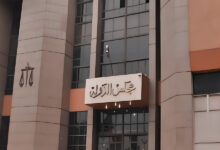 المحكمة الإدارية العليا تنظر اليوم طعن اتحاد المعاشات لتنفيذ حكم العلاوات الخاصة (80%) ضد الحكومة والمالية. ⚖️ جلسة حاسمة في مجلس الدولة تنظر المحكمة الإدارية العليا بمجلس الدولة، اليوم الخميس، طعن رئيس اتحاد المعاشات. يهدف الطعن إلى تدبير وتنفيذ حكم المحكمة الإدارية العليا السابق المتعلق بصرف "العلاوات الخاصة" لأصحاب المعاشات، وهي القضية التي تحمل رقم 37386 لسنة 67 ق. 🏛️ أطراف الدعوى ومطالبها تم إقامة الدعوى ضد ثلاثة أطراف حكومية رئيسية: رئيس مجلس الوزراء، ورئيس الهيئة القومية للتأمين الاجتماعي، ووزير المالية. وطالبت الدعوى بإلزام المدعى عليهم بتدبير الموارد المالية اللازمة والصرف الفوري للحقوق المالية، وذلك تنفيذاً للحكم الصادر منذ ما يزيد عن عامين. 💰 مضمون الحكم الأساسي ينص الحكم الأساسي الذي يسعى الاتحاد لتنفيذه على أحقية أصحاب المعاشات في تسوية معاش الأجر المتغير باحتساب نسبة 80% من العلاوات الخاصة ضمن المبالغ التي يُحسب عليها معاش الأجر المتغير. ويُعد هذا البند مطلباً رئيسياً لأصحاب المعاشات لتحسين مستويات دخولهم. إيجاز الخبر: تنظر المحكمة الإدارية العليا اليوم طعن اتحاد المعاشات لتنفيذ حكم أحقية أصحاب المعاشات في احتساب 80% من العلاوات الخاصة ضمن الأجر المتغير، وذلك بعد تأخر التنفيذ لأكثر من عامين. ❓ إذا أصدرت المحكمة الإدارية العليا قرارها اليوم بالبدء الفوري في التنفيذ، ما هو التحدي المالي الأكبر الذي سيواجه الحكومة لتوفير هذه المبالغ؟ ✨ إذا وجدت هذا المحتوى مفيداً، نرجو منك التفاعل بالإعجاب والمشاركة لتعم الفائدة. 👍 🔍 ما يعنيه ذلك: تُعد هذه الجلسة مفصلية، ففي حال تأييد المحكمة لطلب التنفيذ، سيكون على الحكومة تدبير مبالغ مالية ضخمة بأثر رجعي لصالح ملايين المستفيدين من المعاشات. القرار يركز على كيفية تنفيذ الحكم وليس على صحته، مما يعني أن النقاش سيتحول إلى الجدوى والجدول الزمني للإنفاق المالي.