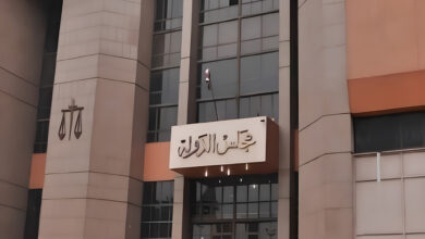 المحكمة الإدارية العليا تنظر اليوم طعن اتحاد المعاشات لتنفيذ حكم العلاوات الخاصة (80%) ضد الحكومة والمالية. ⚖️ جلسة حاسمة في مجلس الدولة تنظر المحكمة الإدارية العليا بمجلس الدولة، اليوم الخميس، طعن رئيس اتحاد المعاشات. يهدف الطعن إلى تدبير وتنفيذ حكم المحكمة الإدارية العليا السابق المتعلق بصرف "العلاوات الخاصة" لأصحاب المعاشات، وهي القضية التي تحمل رقم 37386 لسنة 67 ق. 🏛️ أطراف الدعوى ومطالبها تم إقامة الدعوى ضد ثلاثة أطراف حكومية رئيسية: رئيس مجلس الوزراء، ورئيس الهيئة القومية للتأمين الاجتماعي، ووزير المالية. وطالبت الدعوى بإلزام المدعى عليهم بتدبير الموارد المالية اللازمة والصرف الفوري للحقوق المالية، وذلك تنفيذاً للحكم الصادر منذ ما يزيد عن عامين. 💰 مضمون الحكم الأساسي ينص الحكم الأساسي الذي يسعى الاتحاد لتنفيذه على أحقية أصحاب المعاشات في تسوية معاش الأجر المتغير باحتساب نسبة 80% من العلاوات الخاصة ضمن المبالغ التي يُحسب عليها معاش الأجر المتغير. ويُعد هذا البند مطلباً رئيسياً لأصحاب المعاشات لتحسين مستويات دخولهم. إيجاز الخبر: تنظر المحكمة الإدارية العليا اليوم طعن اتحاد المعاشات لتنفيذ حكم أحقية أصحاب المعاشات في احتساب 80% من العلاوات الخاصة ضمن الأجر المتغير، وذلك بعد تأخر التنفيذ لأكثر من عامين. ❓ إذا أصدرت المحكمة الإدارية العليا قرارها اليوم بالبدء الفوري في التنفيذ، ما هو التحدي المالي الأكبر الذي سيواجه الحكومة لتوفير هذه المبالغ؟ ✨ إذا وجدت هذا المحتوى مفيداً، نرجو منك التفاعل بالإعجاب والمشاركة لتعم الفائدة. 👍 🔍 ما يعنيه ذلك: تُعد هذه الجلسة مفصلية، ففي حال تأييد المحكمة لطلب التنفيذ، سيكون على الحكومة تدبير مبالغ مالية ضخمة بأثر رجعي لصالح ملايين المستفيدين من المعاشات. القرار يركز على كيفية تنفيذ الحكم وليس على صحته، مما يعني أن النقاش سيتحول إلى الجدوى والجدول الزمني للإنفاق المالي.