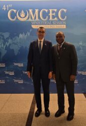 وزير الاستثمار يناقش مع سكرتير عام منظمة الدول الثماني الإسلامية ترتيبات استضافة مصر لاجتماع وزراء تجارة المجموعة.