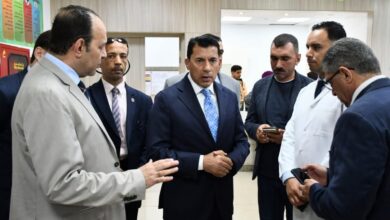 وزير الشباب يطمئن على الحالة الصحية للزملاء مصابي حادث انقلاب ميني باص بطريق العاصمة الإدارية.